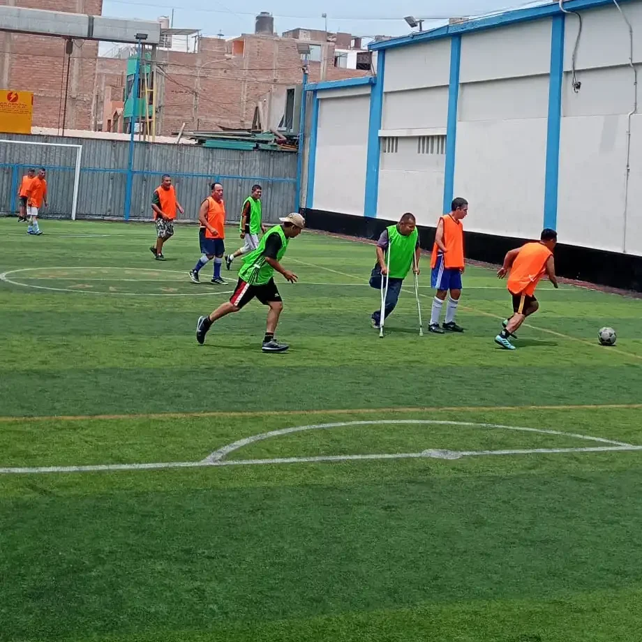 fulbito en campo deportivo